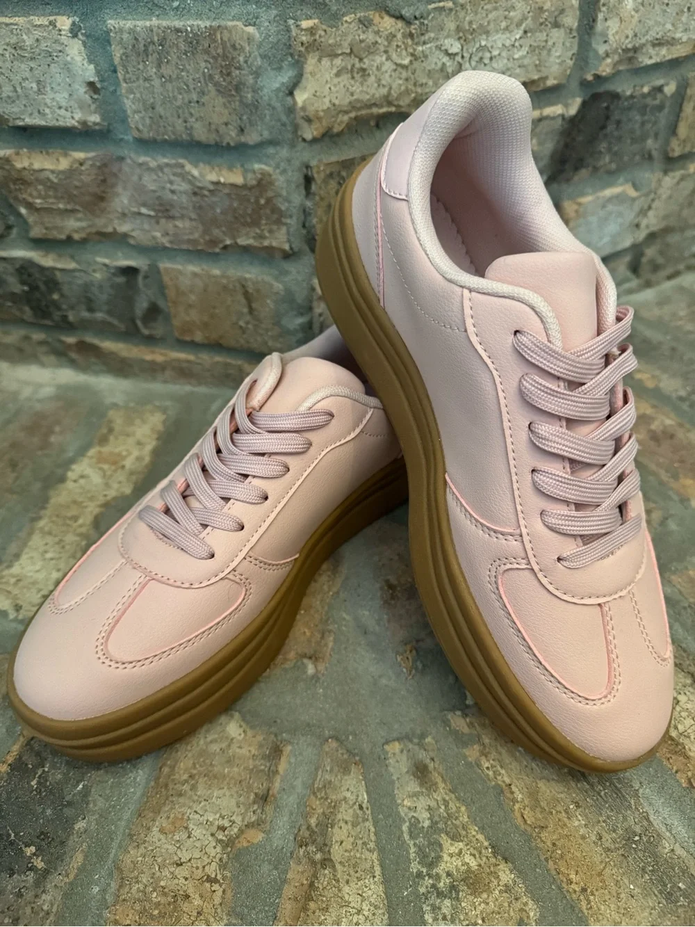 NWT Le Sheelah  Blush Pink Platform Sneakers with Gum Sole  Size 10